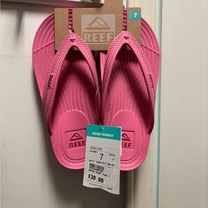 Sold~ Reef Women’s Pink flip flops